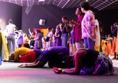 Des participants adorant le Seigneur lors de la soirée Créativ'Worship