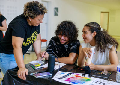 Cristiane Batista en train de parler avec des participants de son atelier