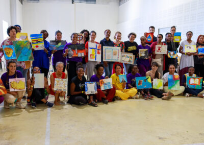 Les participants de l'atelier de peinture prophétique montrent leurs réalisations