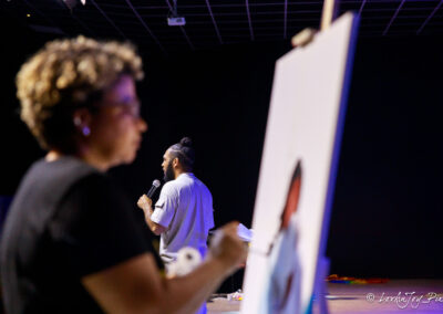 Cristiane Batista peint en live lors de la soirée Créativ'Worship
